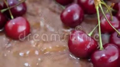 红樱桃浆果在水中飘落
